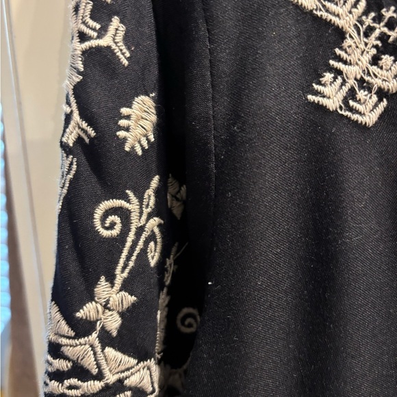 Chelsea & Theodore top ladies size small black in color. Long sleeve - Picture 4 of 6